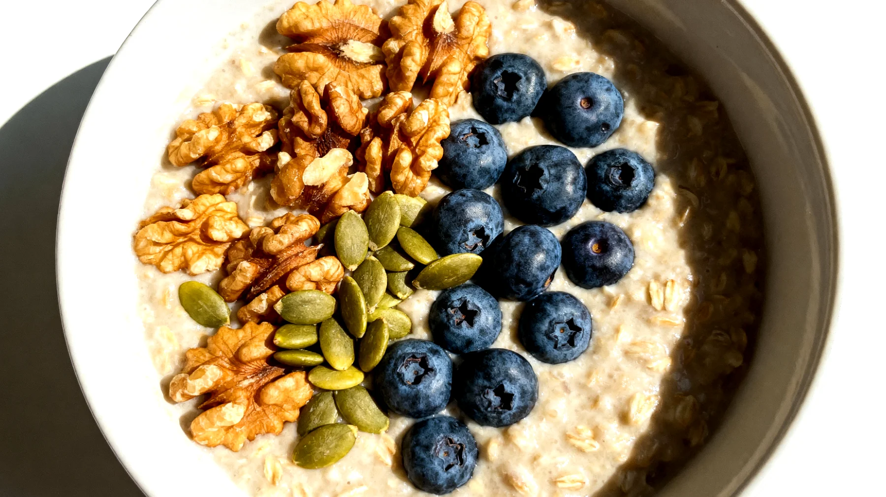 Porridge di avena con noci, semi di zucca e mirtilli"