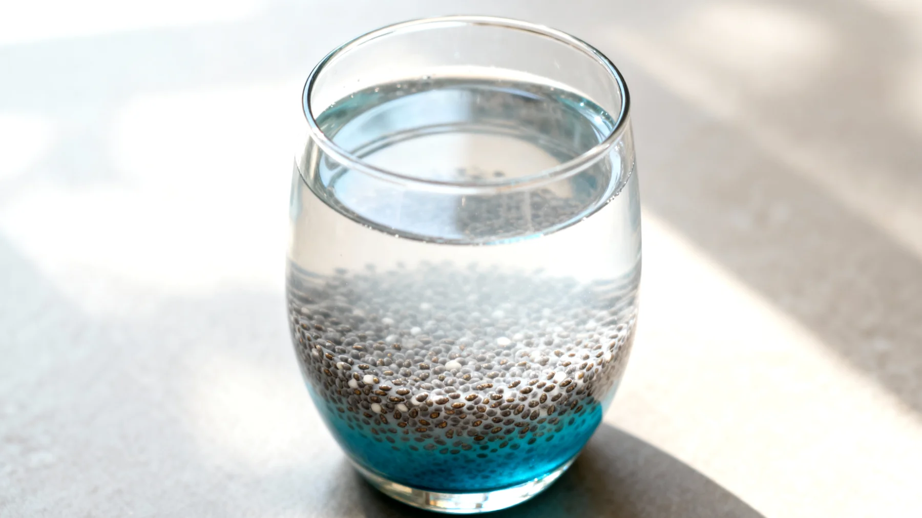 Acqua di cocco con semi di chia e spirulina"