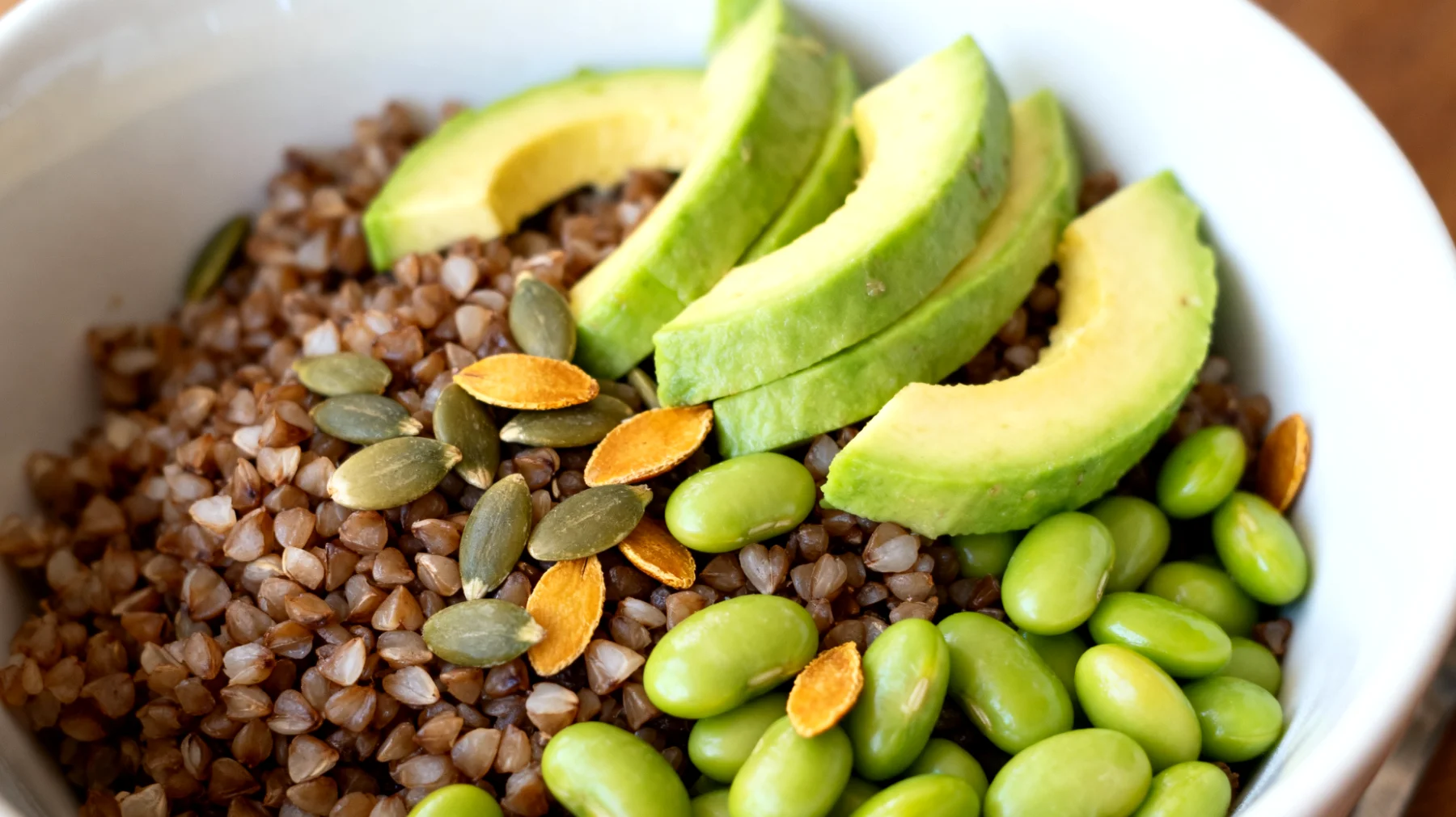 Insalata di grano saraceno con edamame, avocado e semi di zucca"