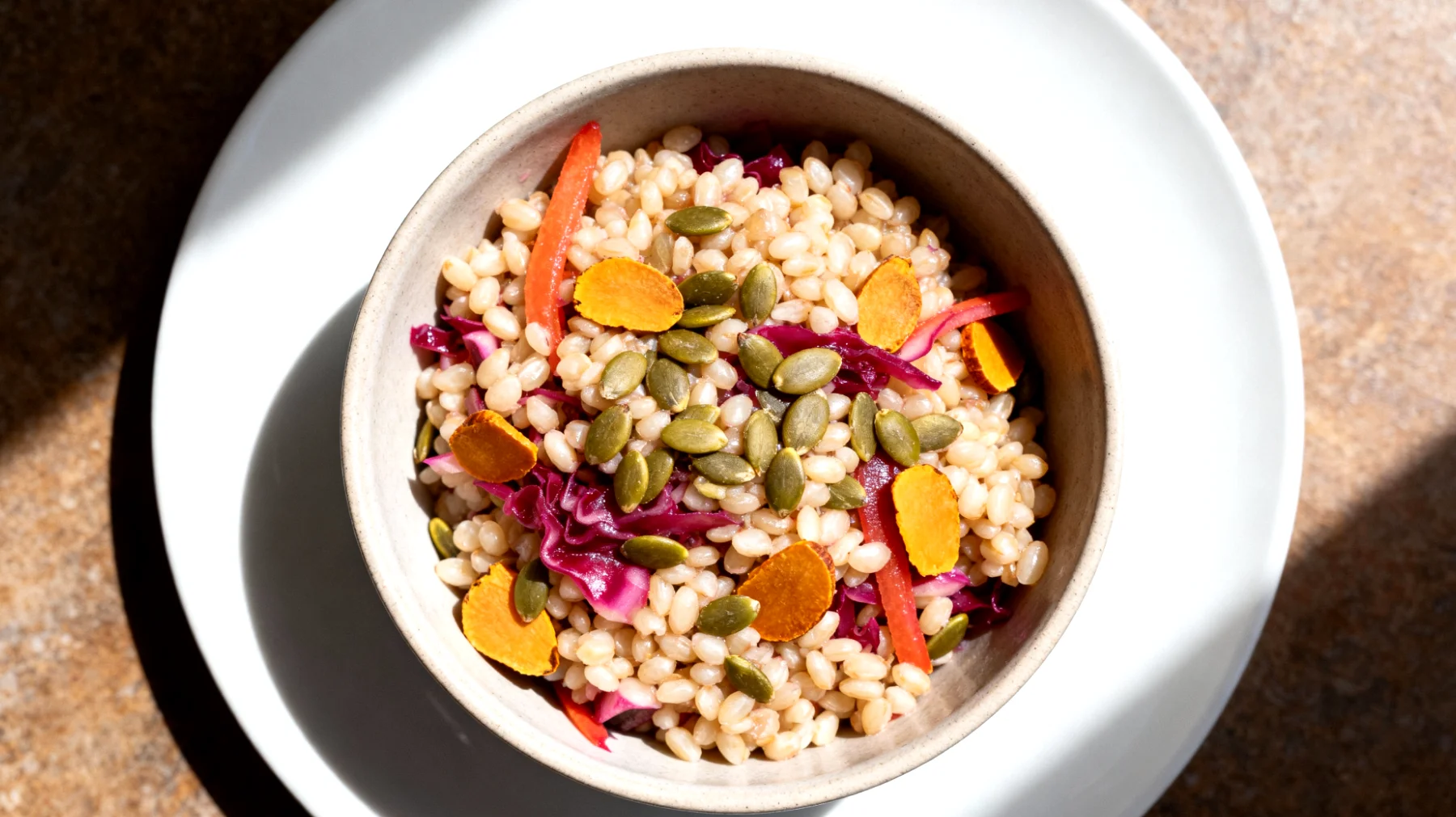 Insalata di orzo perlato con verdure fermentate e semi di zucca"