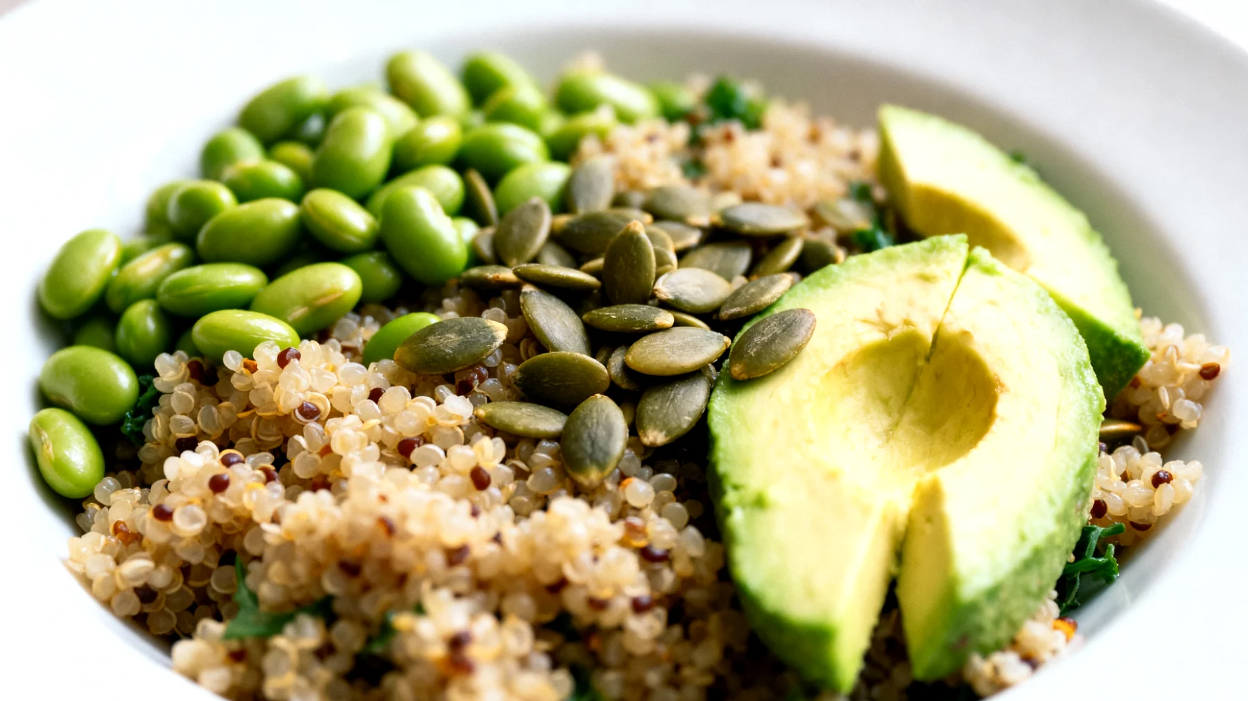Insalata di quinoa con edamame, avocado e semi di zucca"