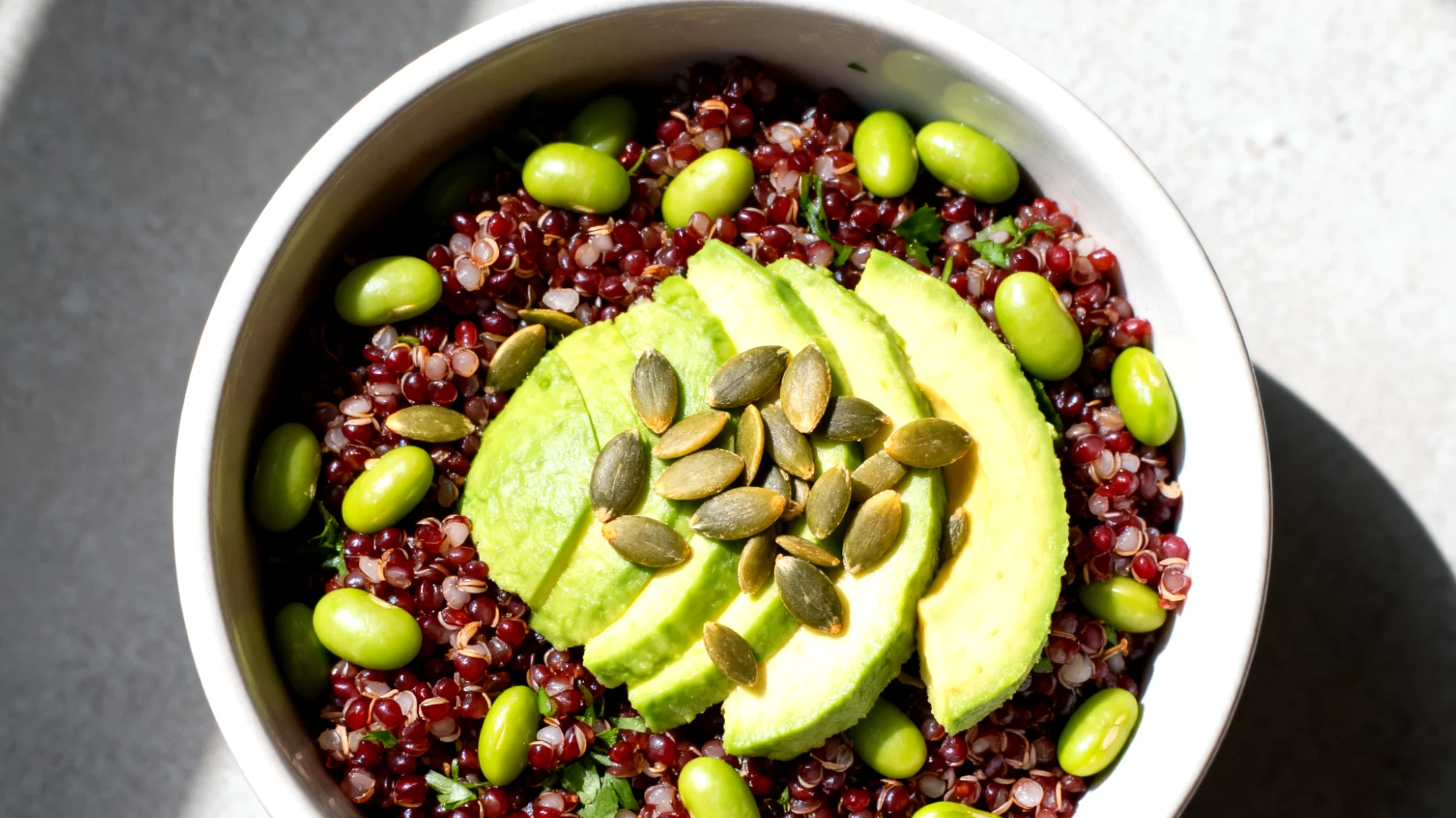 Insalata di quinoa rossa con edamame, avocado e semi di zucca"
