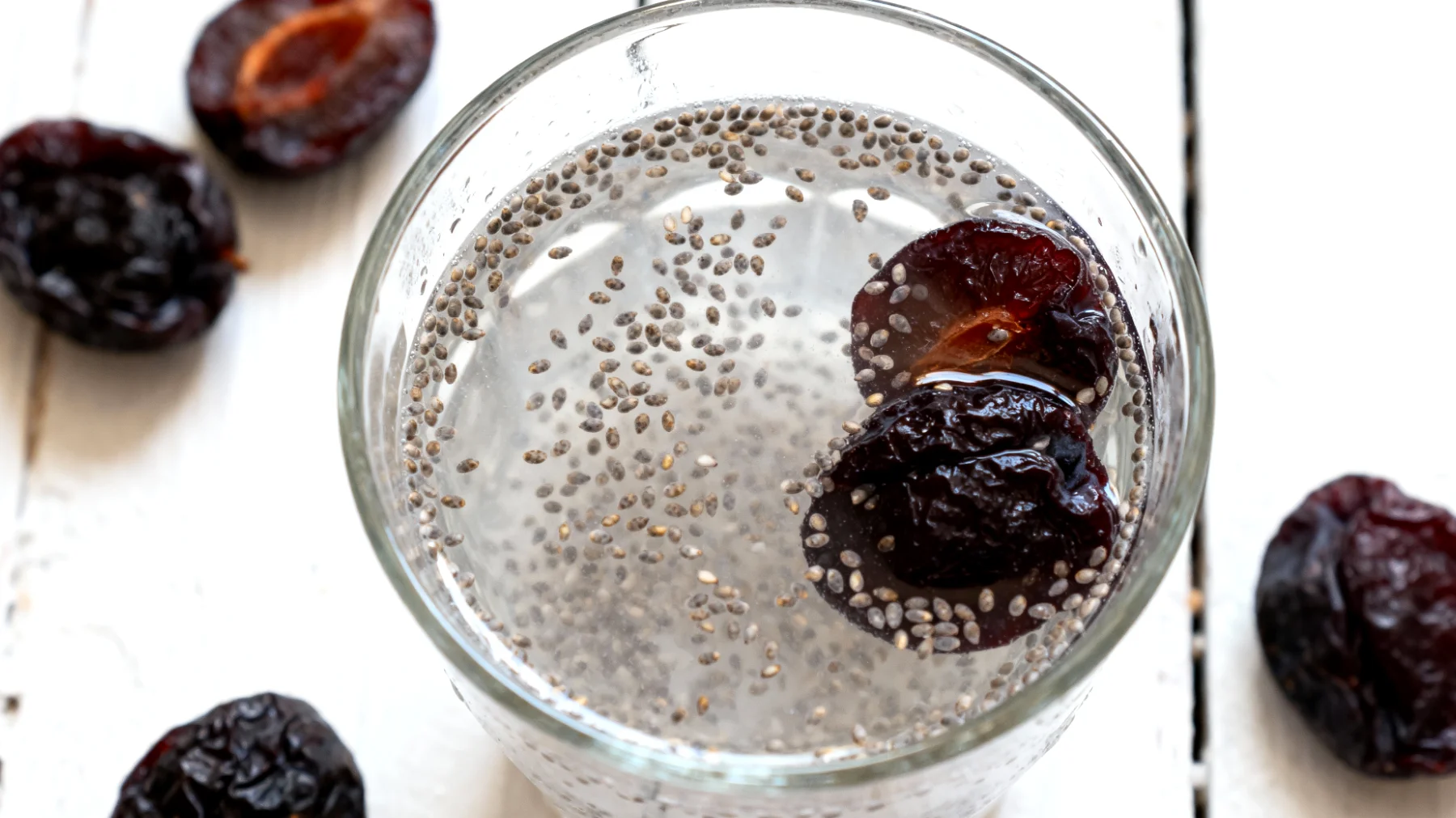 Kefir d'acqua con semi di chia e prugne secche"