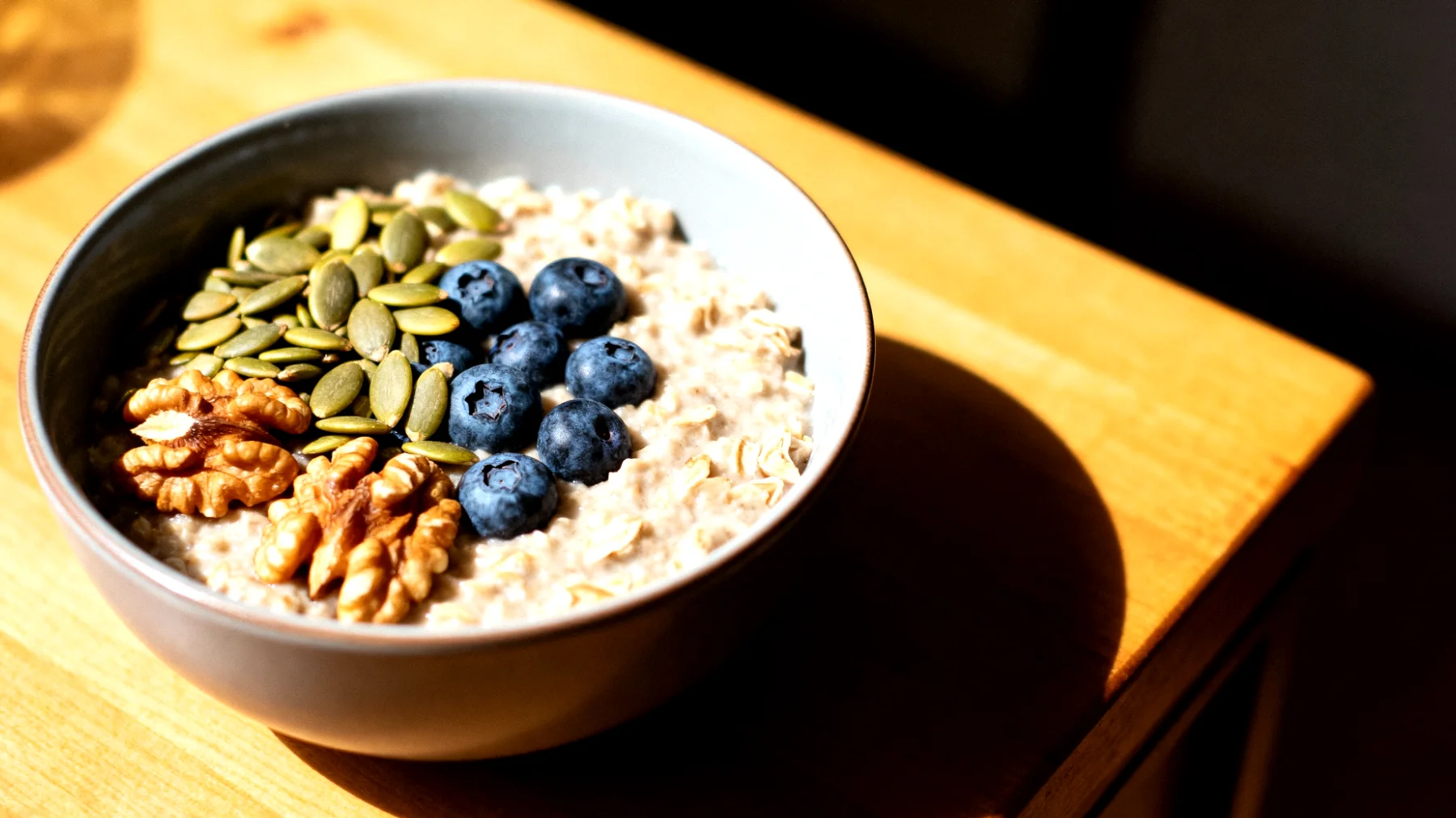 Porridge di avena con semi di zucca, noci e mirtilli"