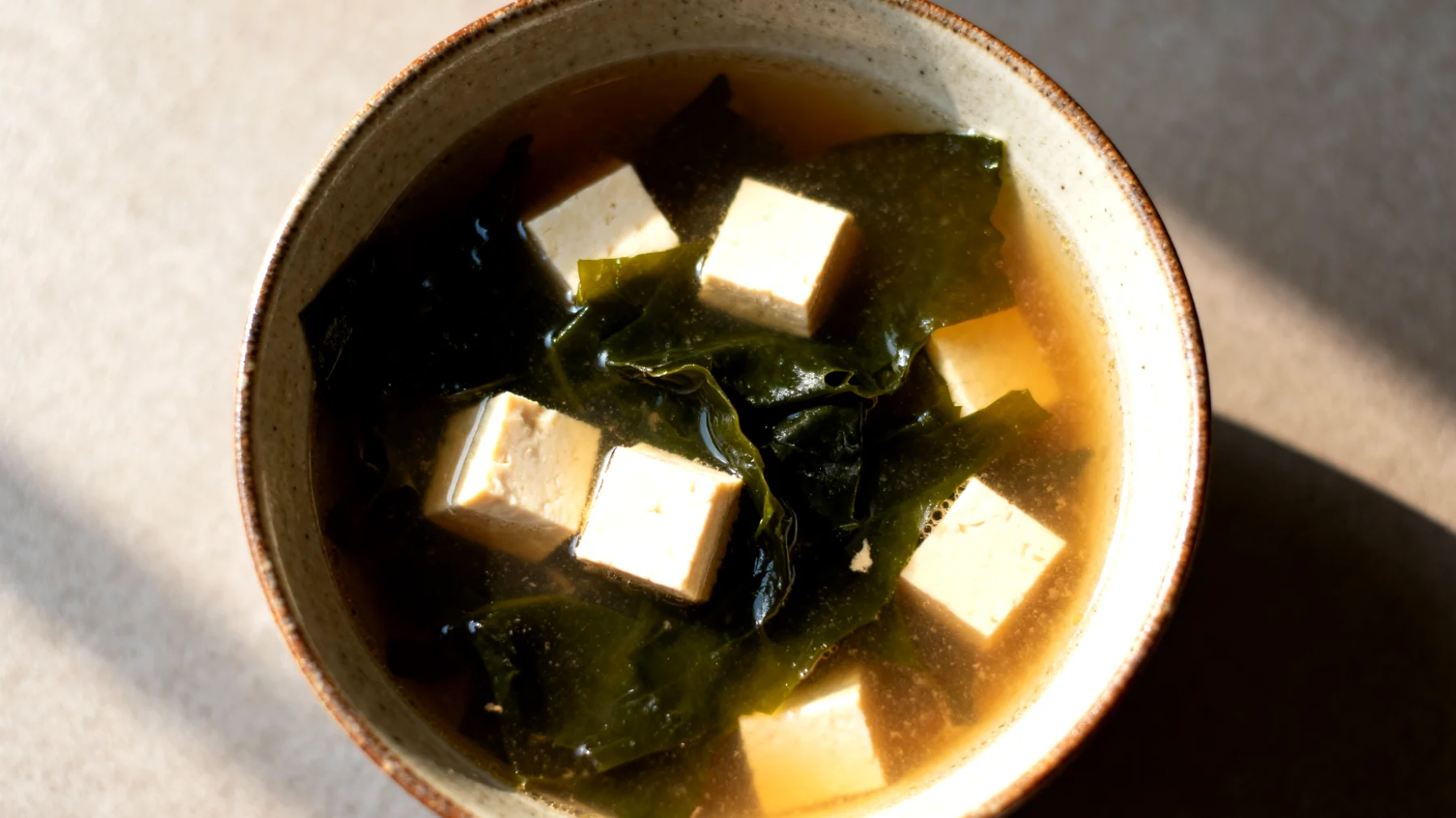 Zuppa di miso con alghe wakame e tofu"