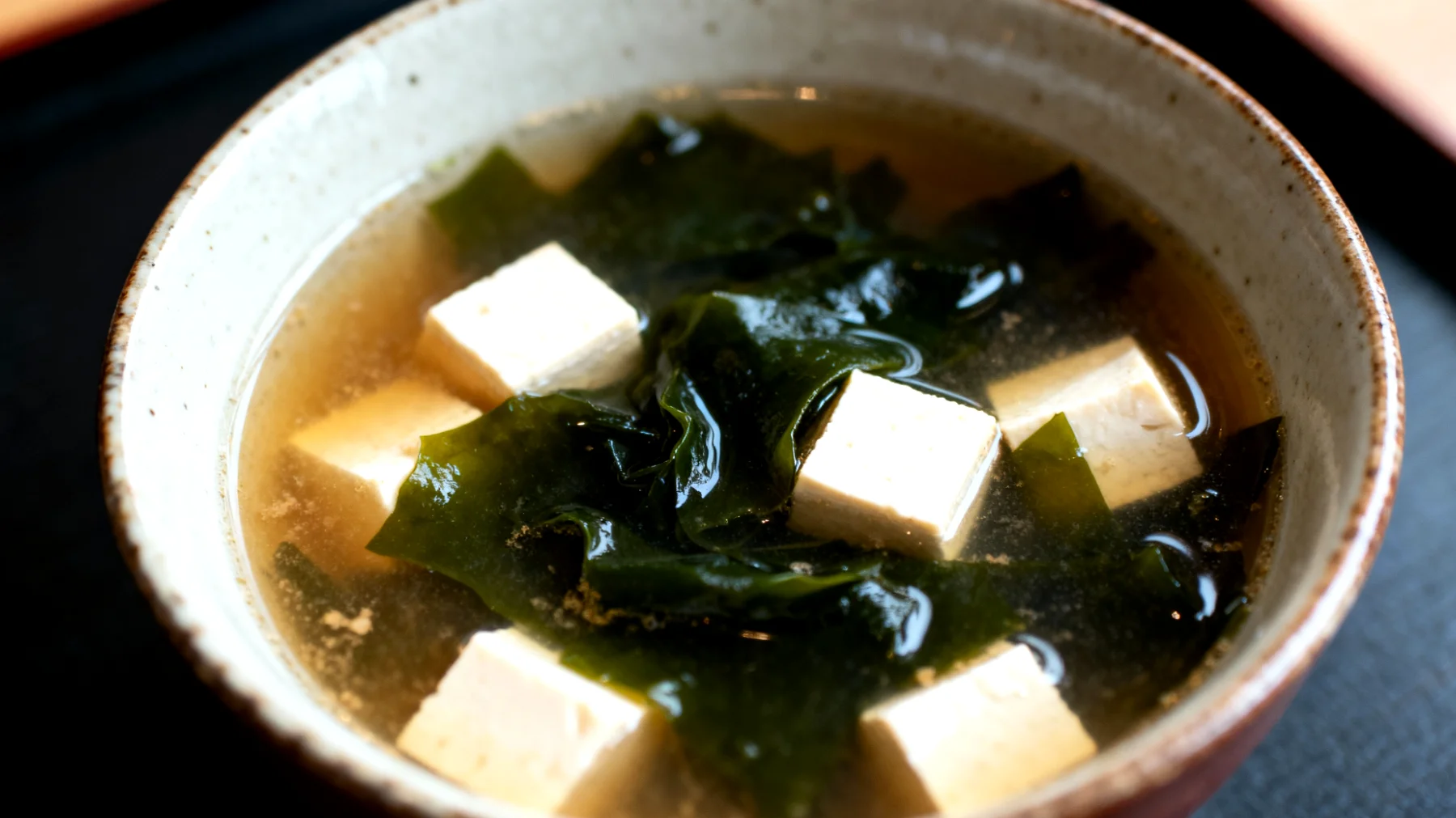 Zuppa di miso con alghe wakame e tofu"