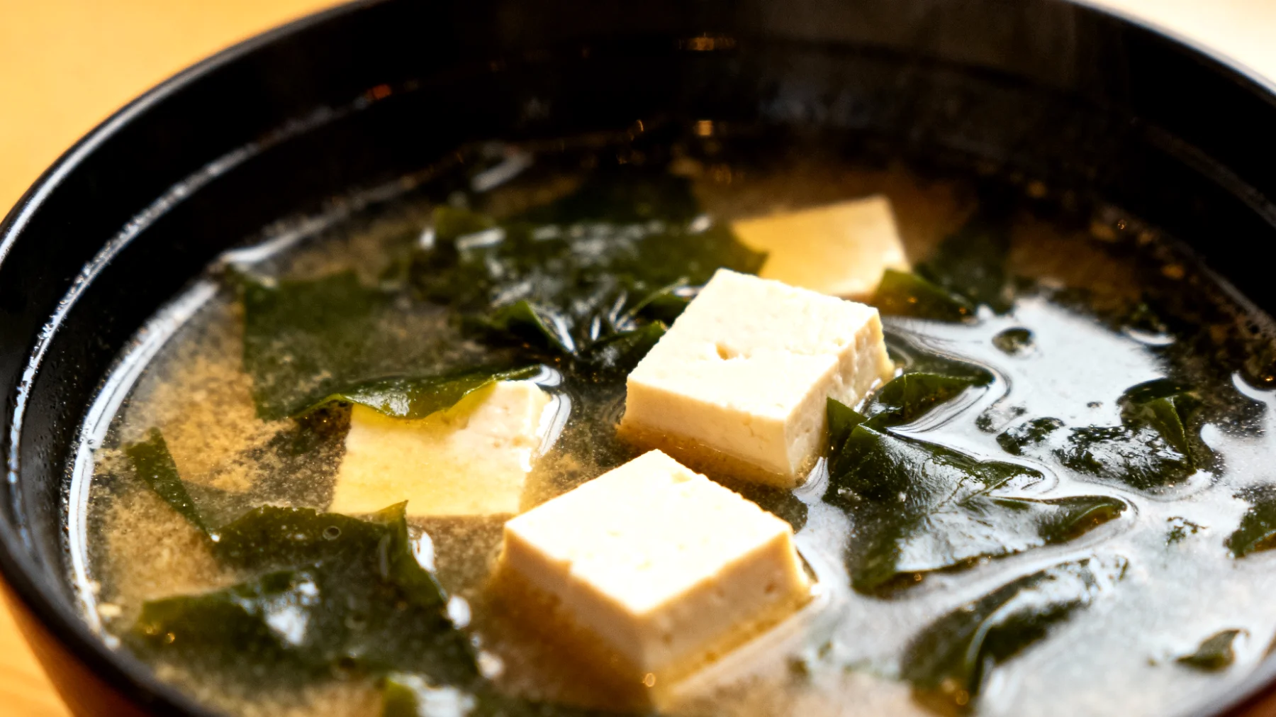 Zuppa di miso con alghe wakame e tofu"
