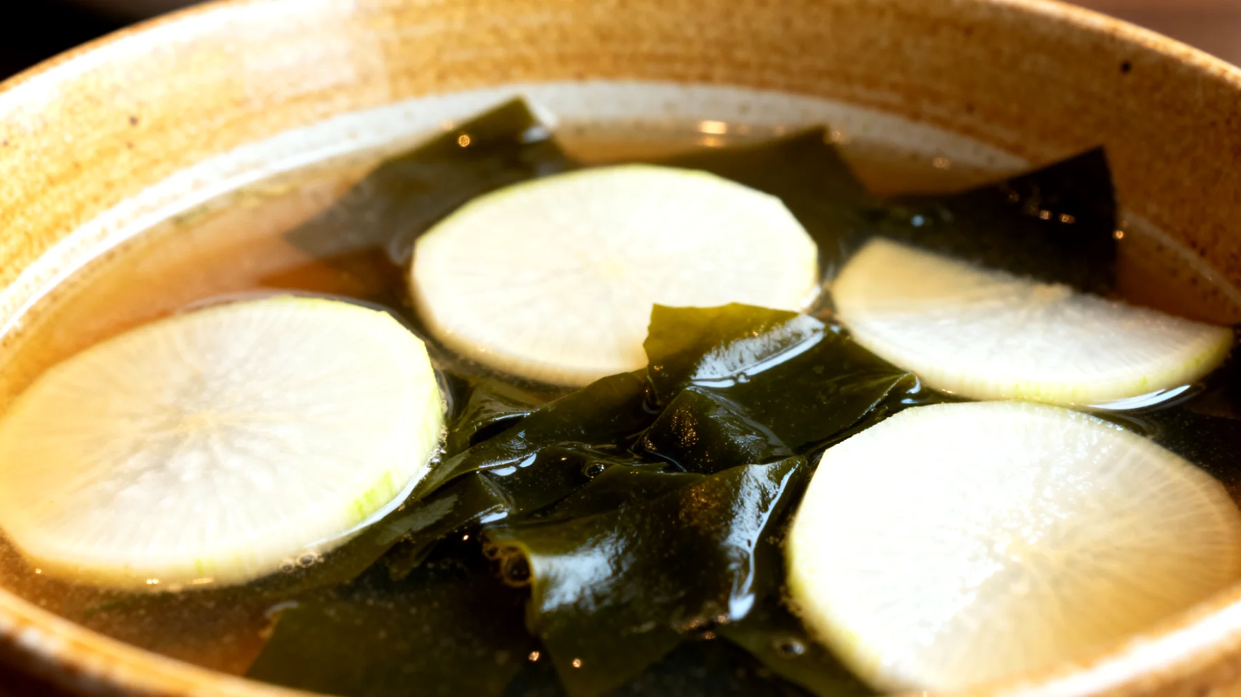 Zuppa di miso con daikon e alghe wakame"