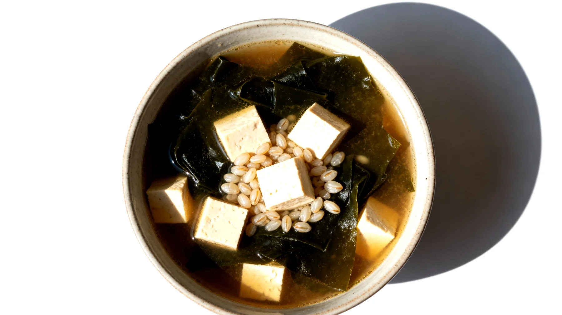 Zuppa di miso con wakame, tofu e orzo perlato"