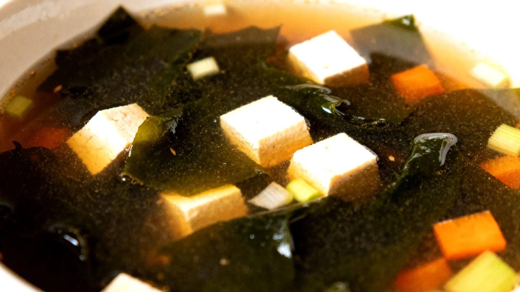 Zuppa di miso con alghe wakame, tofu e verdure"